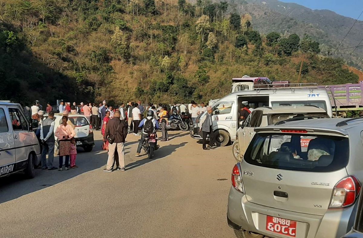 पहिरोले सिद्धार्थ राजमार्ग अवरुद्ध, सयौं यात्रु बीच बाटोमै अलपत्र