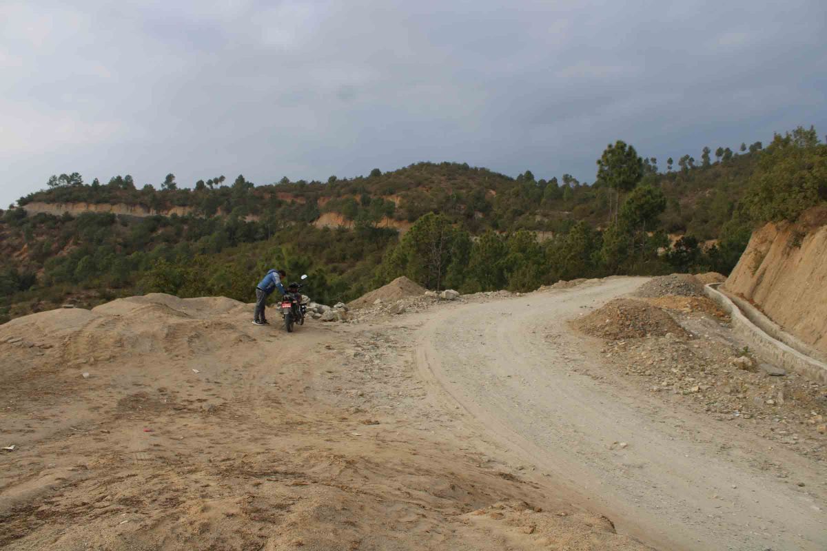 दुईवटा घरका लागि बस्ती नै जोखिममा पारेर सडक खन्दै