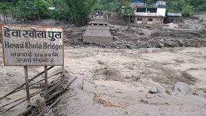 बाढीले हेवाखोलाको डाइभर्सन बगायो, मेची राजमार्ग पुनः अवरुद्ध