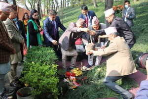 राष्ट्रपति पौडेलद्वारा वनकालीमा वृक्षरोपण