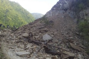 पहिरोले मध्यपहाडी राजमार्ग अवरुद्ध, सयौँ यात्रु अलपत्र