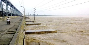 उदयपुरमा सप्तकोसी नदीको बाँध फुट्यो, तीन जिल्लाका केही क्षेत्र डुबानमा