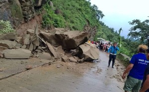 पहिरो खसेपछि बुटवल–पाल्पा सडक अवरुद्ध