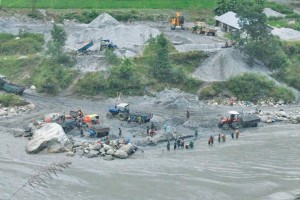 निर्माण कम्पनीद्वारा खोला र पहाड क्षेत्र दोहन, जनप्रतिनिधिकै संरक्षण