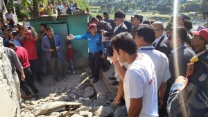 बझाङका भूकम्प पीडितलाई अस्थायी आवास बनाउन ५० हजार दिने प्रधानमन्त्रीको घोषणा