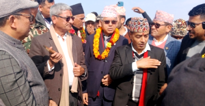 मन्त्रीद्वय दाहाल र लेखकद्वारा महाकालीमा निर्माणाधीन पुलको निरीक्षण