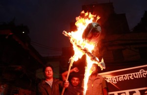 मेयर बालेन शाहबिरुद्ध बांगेमुढामा पुत्ला दहनसहित प्रदर्शन