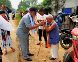 उम्मेदवारलाई विकास निर्माणबारे ध्यानाकर्षण गराउँदै मतदाता