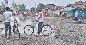 हुलाकी सडकमा जताततै खाल्डैखाल्डा