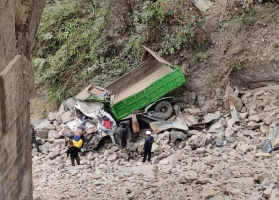 नारायणगढमुग्लिन सडकको तीन नम्बर पुलबाट ट्रक खस्दा एकको मृत्यु