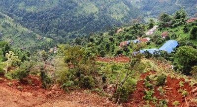 दुधपोखरीमा पहिरोका कारण २८ घर उच्च जोखिमा २ घर भत्कियो