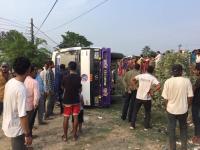 टीकापुरमा बस दुर्घटना, ११ जना घाइते