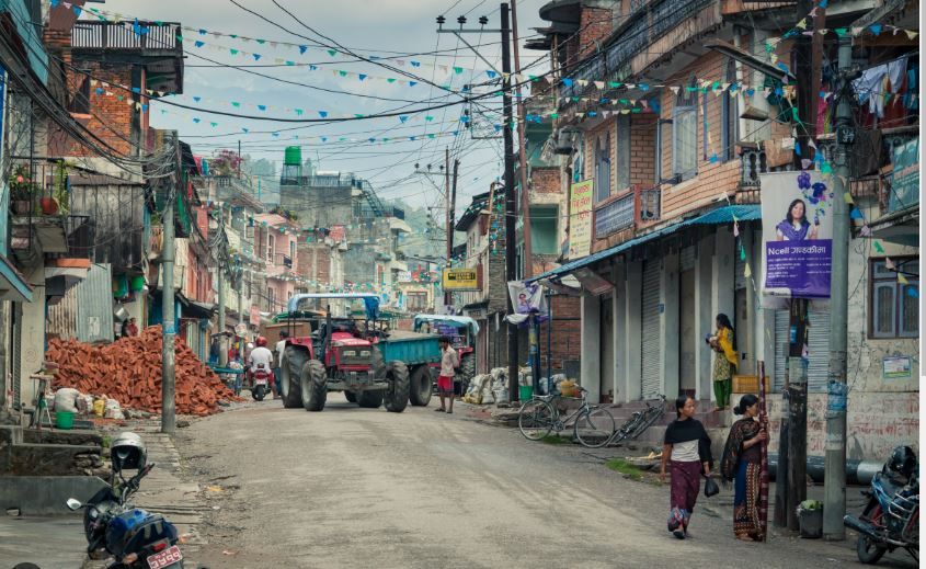 बेसीशहर बजारका अव्यबस्थित तार हटाउन नगरपालिकाको निर्देशन