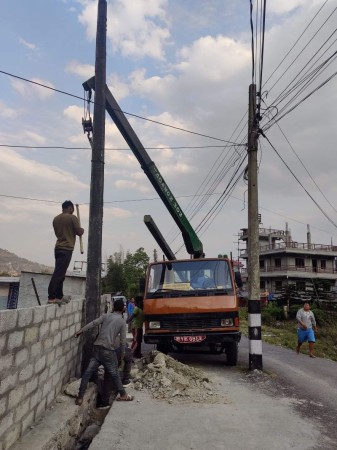 हटाइयो सडकको बिचमा रहेको बिजुलीको पोल 