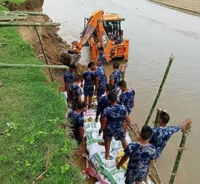 जैविक तटबन्ध निर्माण गर्दै सशस्त्र प्रहरी