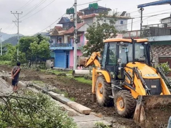 पोखरामा सडक क्षेत्रका अवैध संरचना भत्काउन सुरु