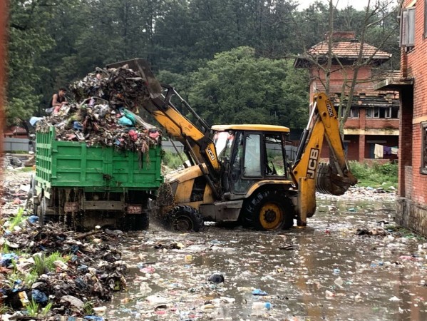 पशुपति मन्दिर परिसरबाट डोजरको सहायताले फोहोर  उठाइँदै