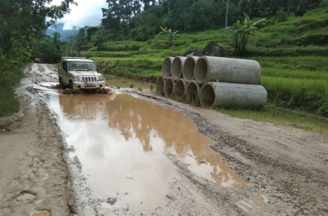 लोकमार्गमा अव्यवस्थित नालीले यात्रुलाई सास्ती!