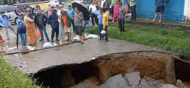 बागलुङ बसपार्क जाने भित्री सडकसँगै घर भासियो