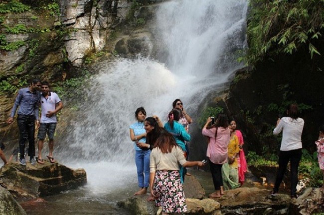 गाईखुरे झरनामा पर्यटकको आकर्षण बढ्यो