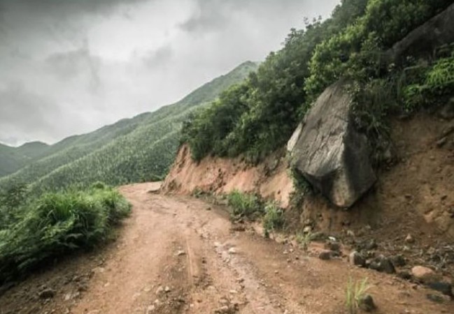 लोकमार्ग २५ वर्षमा पनि भएन कालोपत्रः चुनावी घोषणापत्रमा सीमित