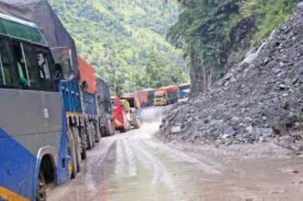 नारायणगढ–मुग्लिङ सडकमा यात्रा गर्दा सतर्कता अपनाउन आग्रह