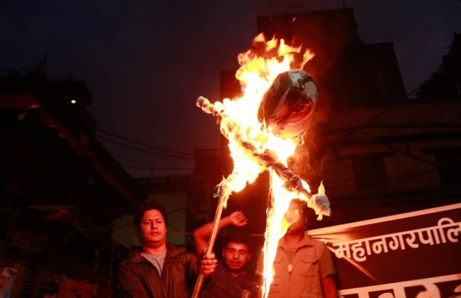 मेयर बालेन शाहबिरुद्ध बांगेमुढामा पुत्ला दहनसहित प्रदर्शन