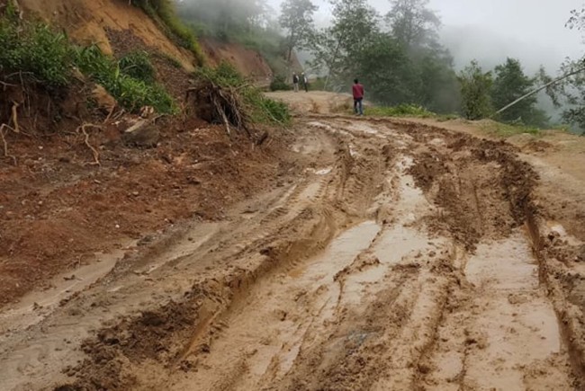 समयमा सडक नबन्दा वखार्मा सवारीसाधन धकेल्नुपर्ने बाध्यता