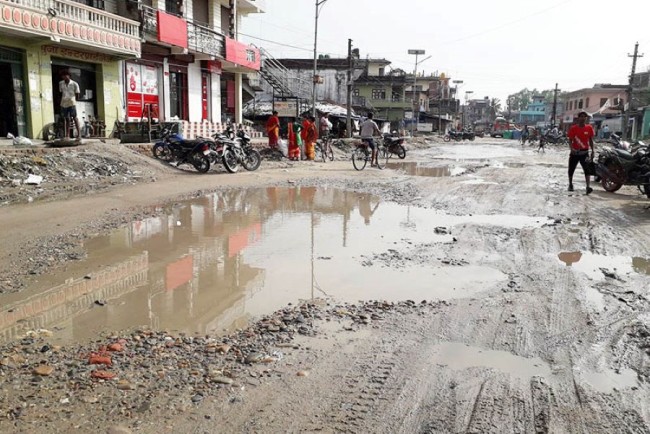 तत्काल सडक कालोपत्रे गर्न माग राख्दै बजार बन्द