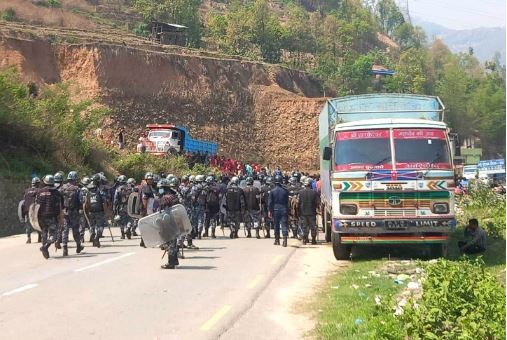 गल्छीको निबुवाबोटमा स्थानीयद्वारा सडक बन्द