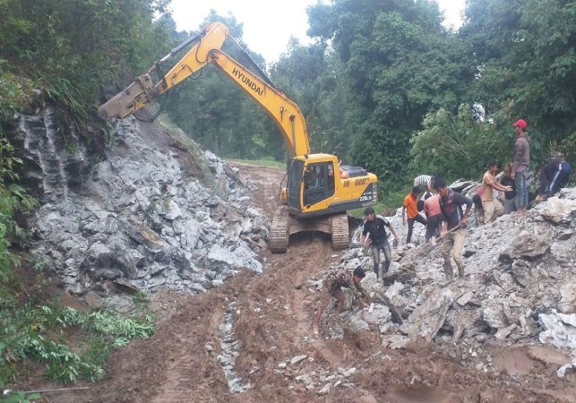 सडक स्तरोन्नति गर्न ढुङ्गाको व्यवस्था