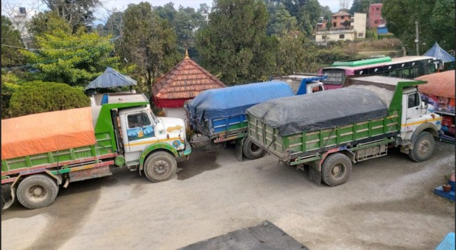 तोकिएभन्दा बढी भार बोक्ने १२ वटा टिपर प्रहरी नियन्त्रणमा