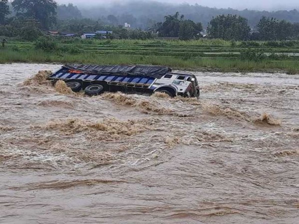 बाढीले ट्रक बगायो