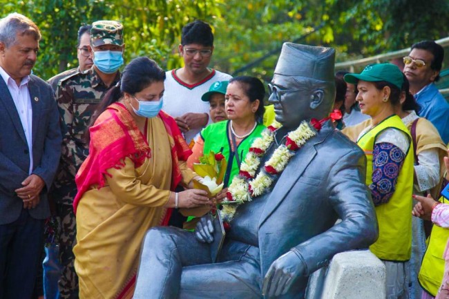 पुर्व राष्ट्रपतिले गरिन मदन भण्डारीको शालिकमा माल्यापर्ण