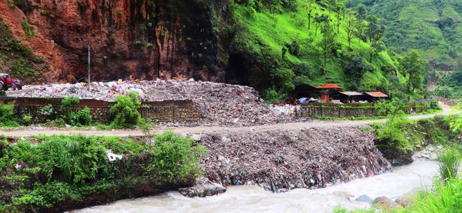 बागलुङमा डम्पिङसाइटको पर्खाल भत्कियो