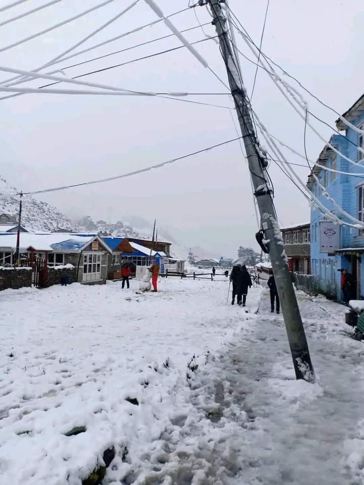 मनाङमा हिमपात , पर्यटकलाई उच्च सर्तकता अपनाउन मनाङ प्रशासनको आग्रह