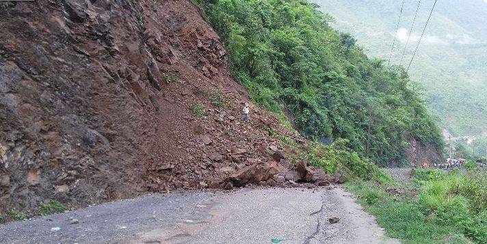 नारूगौडा जालेबगर सडक पुनः सन्चालनमा नआउँदा बझाङमा खाद्यान्नउ र औषधि अभाव