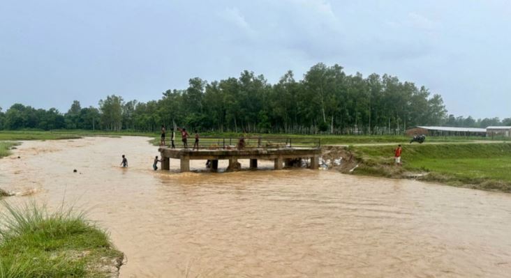 बाढीले बगायो मैनावती नदीको पुलको बाँध 