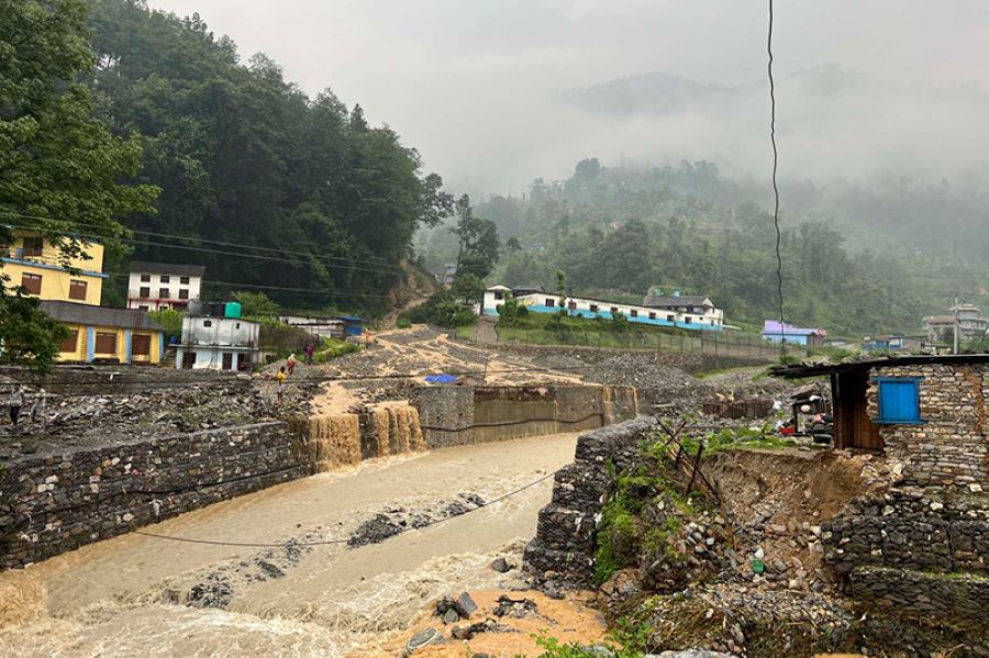 बाढीका कारण ३५ घर उच्च जोखिममा, मध्यपहाडी लोकमार्ग अबरुद्ध