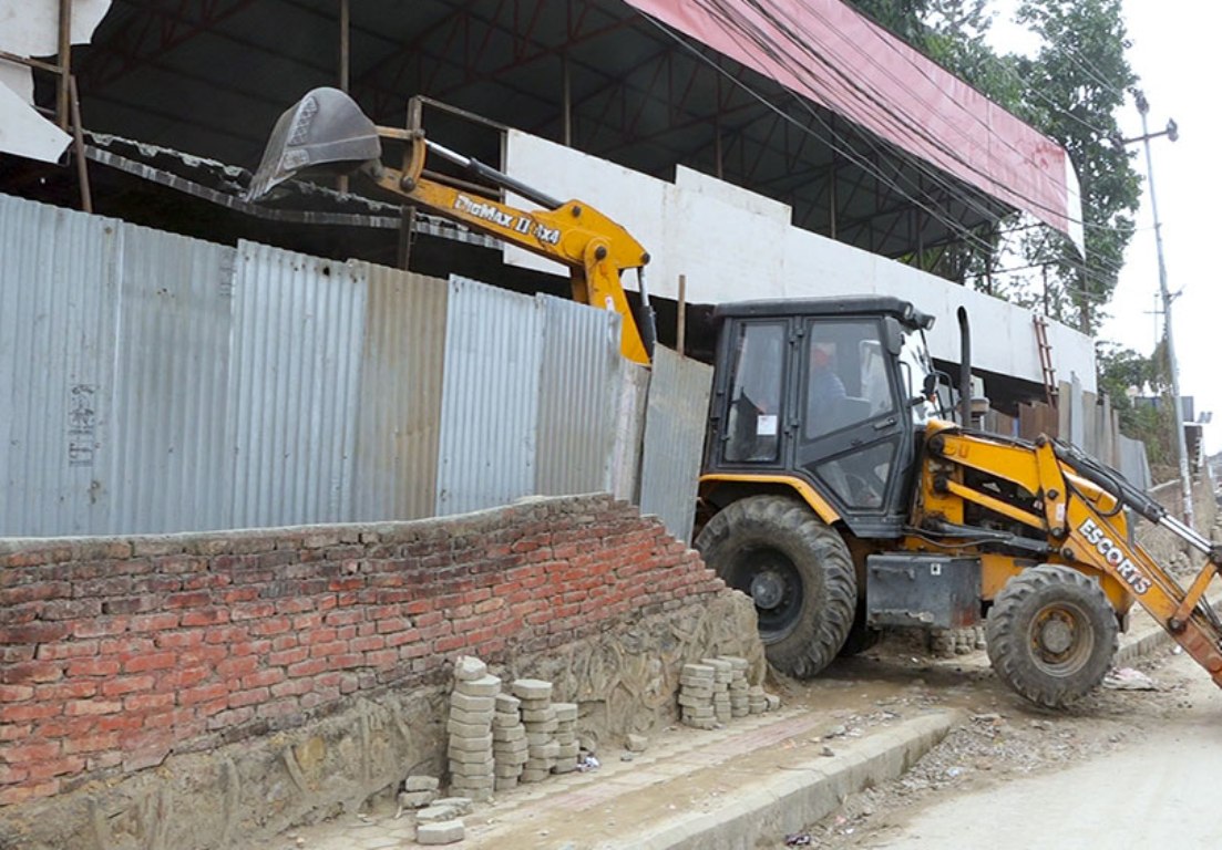 बालाजुस्थित महन्त वन क्षेत्रमा निर्माण गरिएको टहरा भत्काइयो 