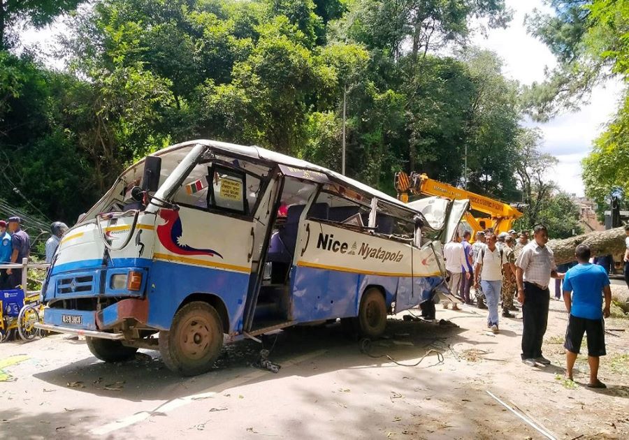 रुख ढलेर भक्तपुर सल्लाघारीमा बस र स्कुटर थिच्यो, तीनको मृत्यु, १२ घाइते