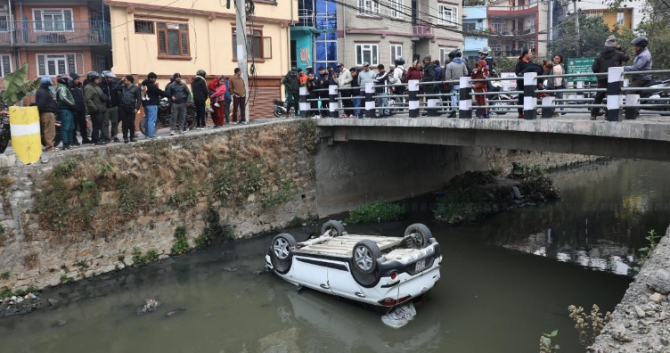 बिहानै काठमाडौंको धोबीखोला पुलबाट खस्यो कार