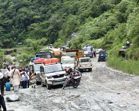 पहिरोले बेनी–जोमसोम सडकमा यातायात सेवा बन्द