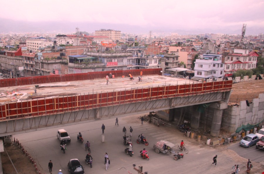 मन्त्री दाहालद्वारा ग्वार्कोमा निर्माणाधीन फ्लाई ओभरको अवलोकन