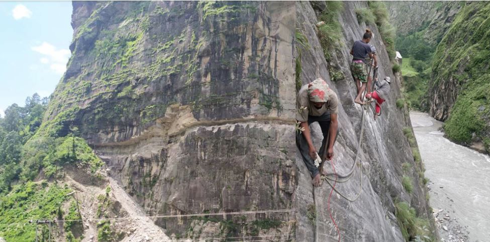 भीरमा झुण्डिएर सडक खन्दै नेपाली सेना