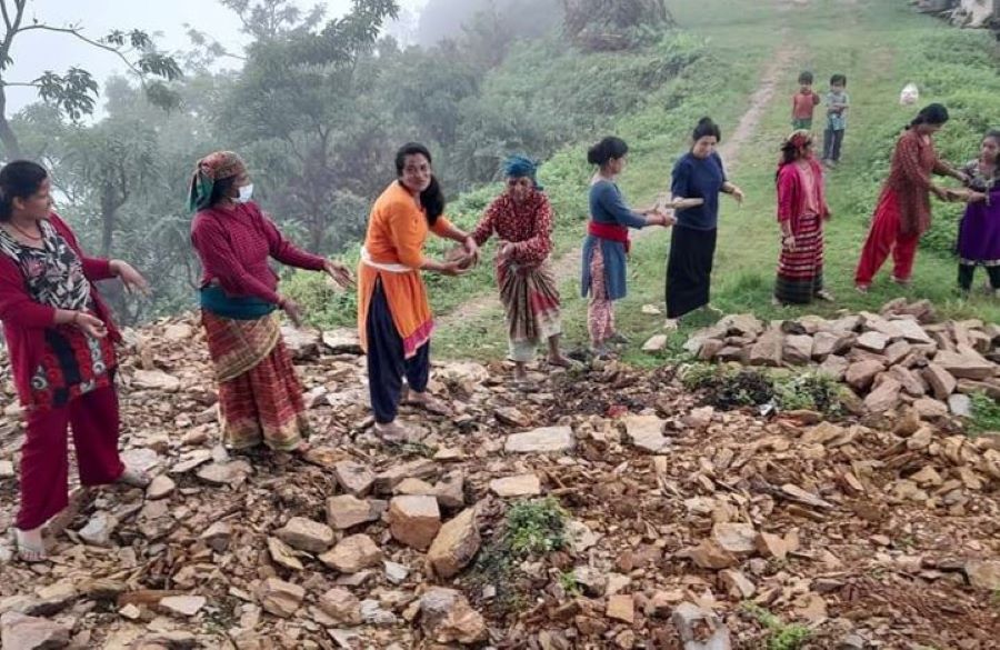 २०० वर्षभन्दा पुरानो चौतारा निर्माणमा श्रमदान गर्दै स्थानीय