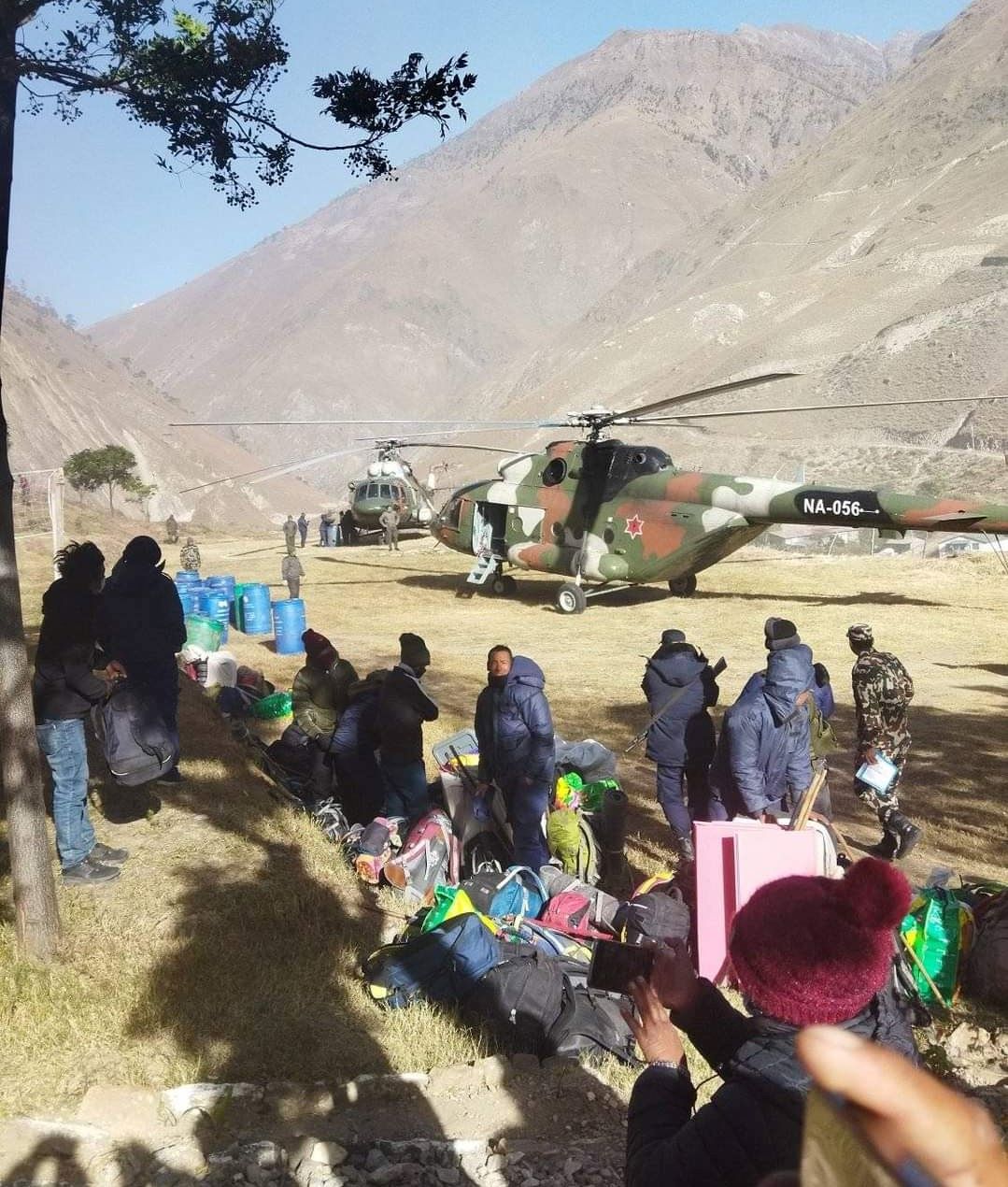 उपल्लो डोल्पाका १२ मतदान केन्द्रमा हेलिकोप्टरमार्फत निर्वाचन सामग्रीसहित कर्मचारी ओसारिँदै