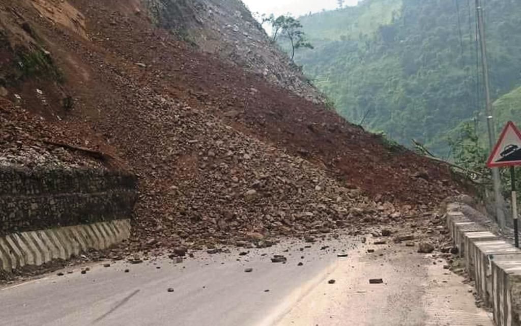 ढुंगाखानीको ढुंगामाटो जथाभावी फाल्दा मध्यपहाडी लोकमार्ग अवरोध