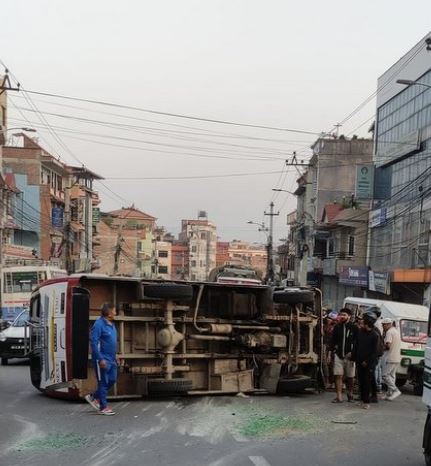 ललितपुरमा बीच सडकमा पल्टियो बस, १९ जना घाइते