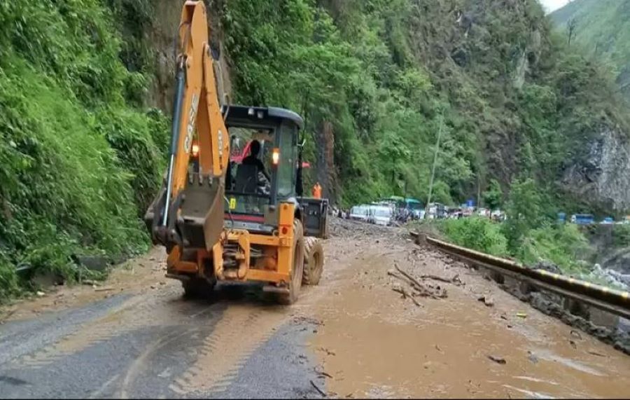 पृथ्वीराजमार्गको याम्पा–आँबुखैरेनी सडक अवरुद्ध